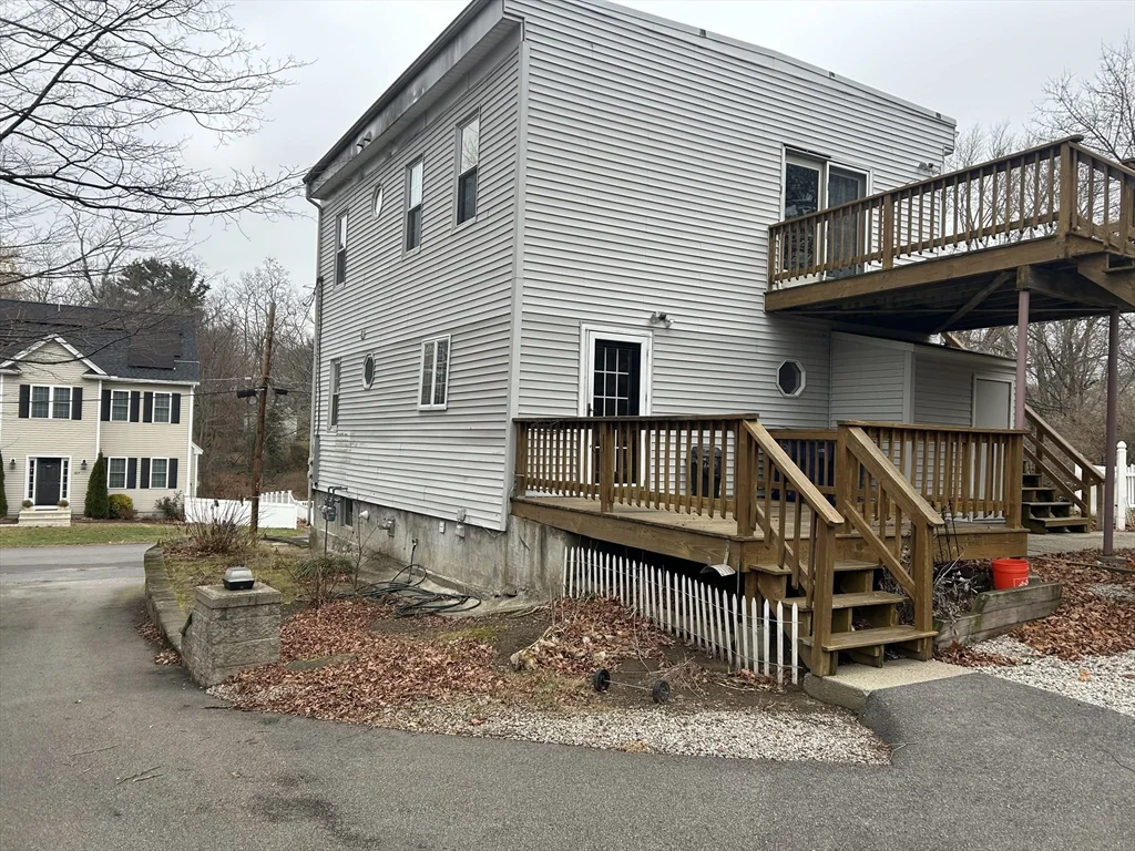 3 bed, 1 bath apartment for rent at 31 Wellington St Unit 1, Medway — photo 2 of 17