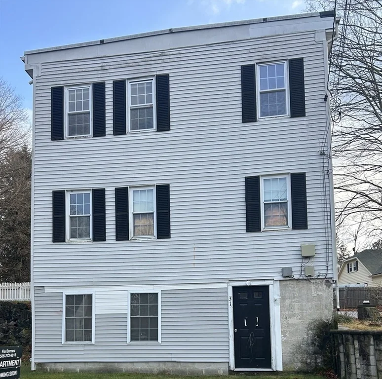 3 bed, 1 bath apartment for rent at 31 Wellington St Unit 1, Medway