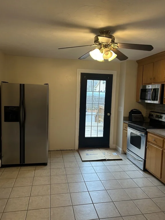 3 bed, 1 bath apartment for rent at 31 Wellington St Unit 1, Medway — photo 4 of 17
