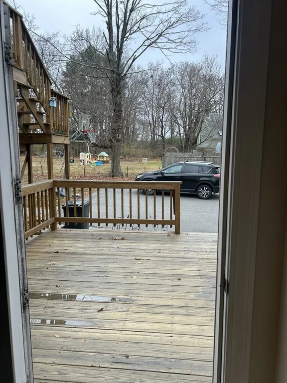 3 bed, 1 bath apartment for rent at 31 Wellington St Unit 1, Medway — photo 3 of 17