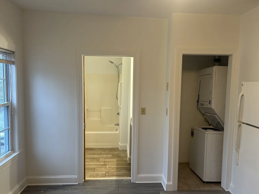 2 bed, 1 bath apartment for rent at 31 Wellington St Unit 2, Medway — photo 4 of 14