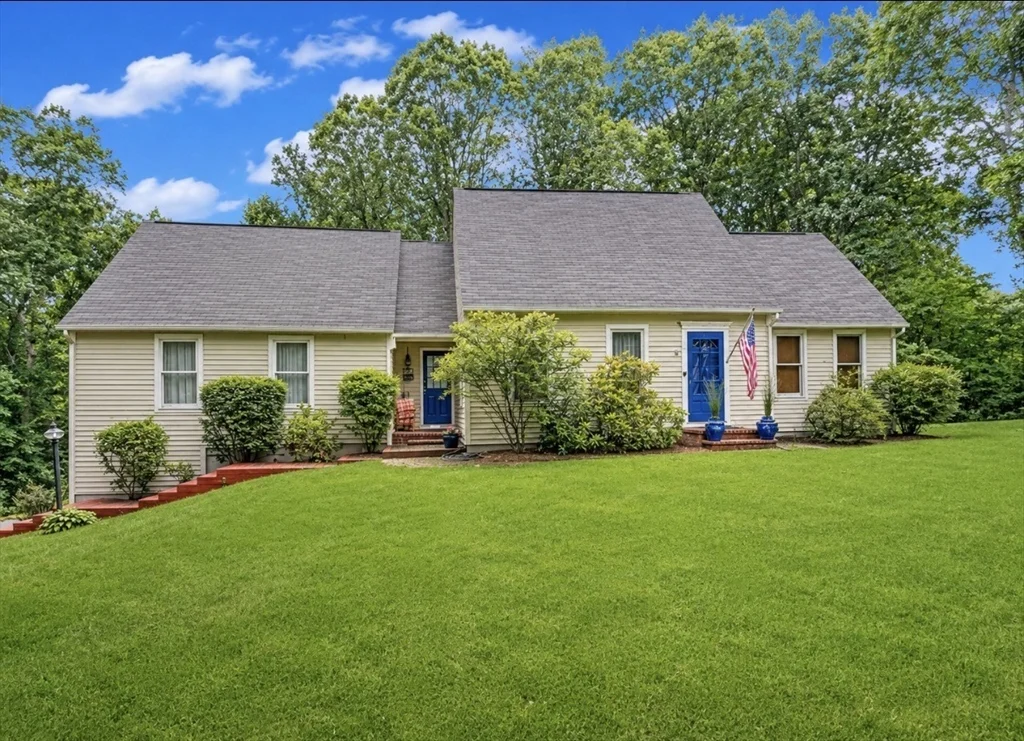 3 bed, 2 bath apartment for rent at 31 Woodside Circle, Sturbridge — photo 1 of 18