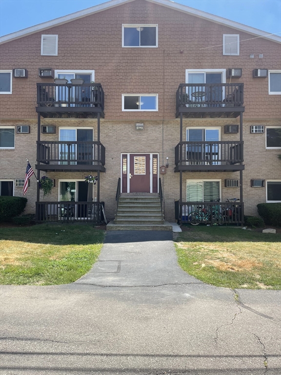 2 bed, 1 bath apartment for rent at 310 Brook Village Rd Unit 18, Nashua — photo 1 of 15