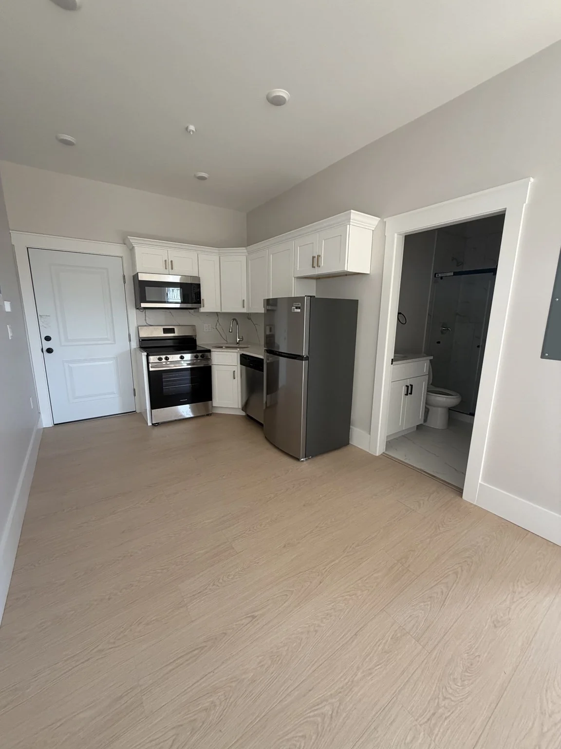 Studio bed, 1 bath apartment for rent at 311 Elm Unit 1, Everett — photo 2 of 9