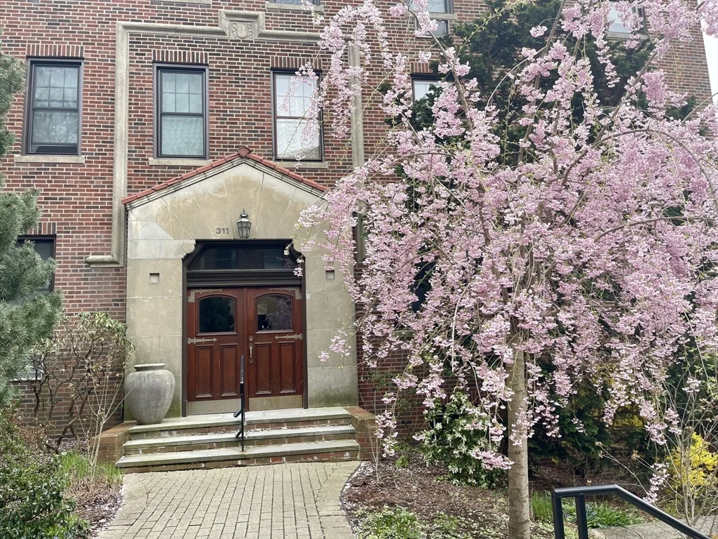 2 bed, 2 bath apartment for rent at 311 Tappan St Unit 1, Beaconsfield — photo 3 of 16