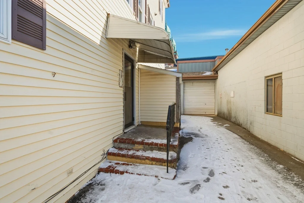 3 bed, 1 bath apartment for rent at 312 Rivet St Unit 2, New Bedford — photo 1 of 20