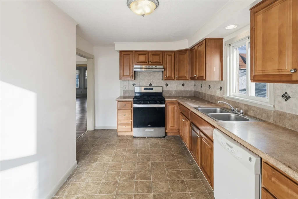 3 bed, 1 bath apartment for rent at 312 Rivet St Unit 2, New Bedford — photo 8 of 20
