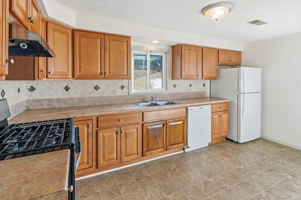 3 bed, 1 bath apartment for rent at 312 Rivet St Unit 2, New Bedford — photo 6 of 20