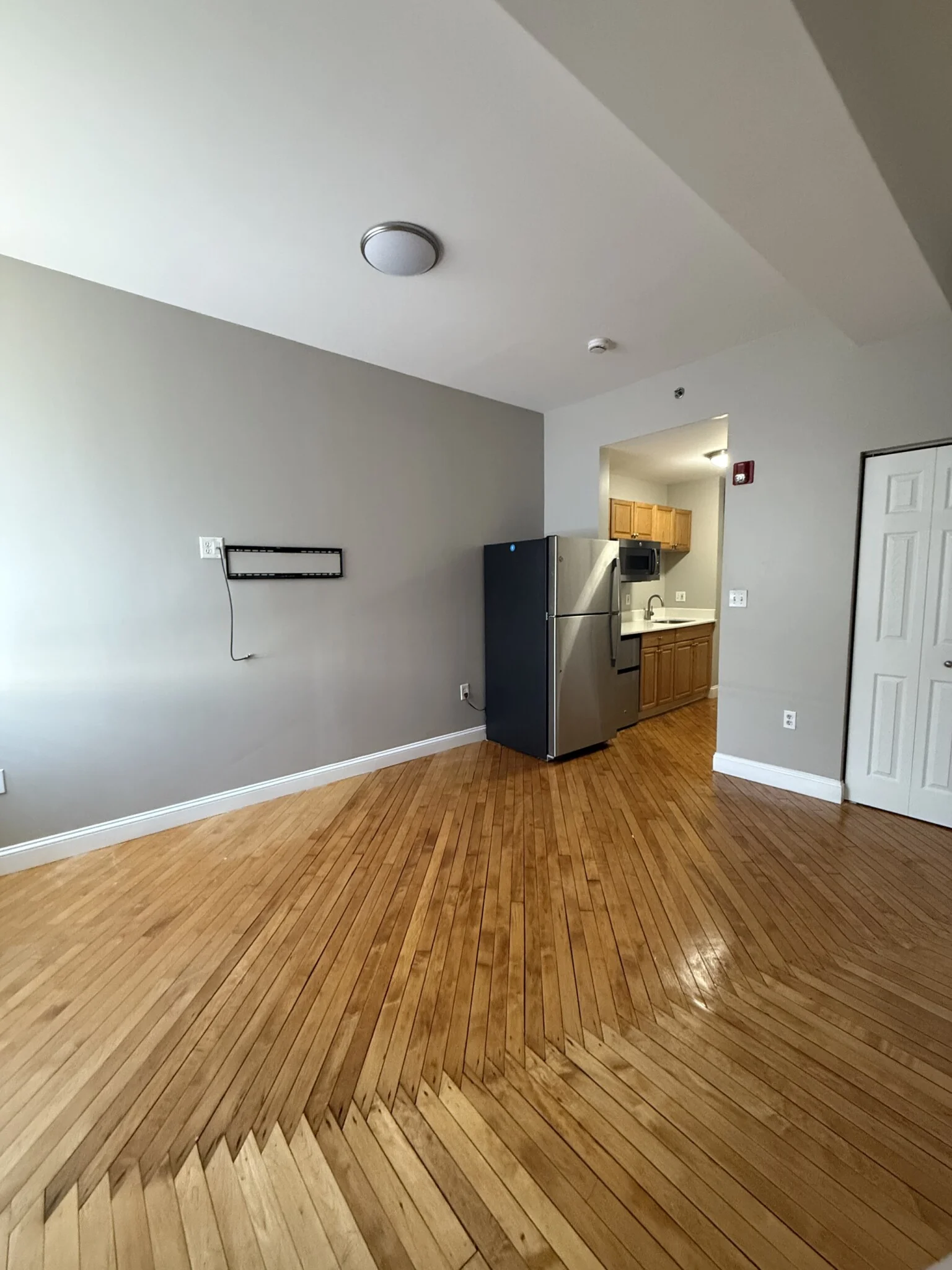 Studio bed, 1 bath apartment for rent at 312 Shirley St Unit 208, Winthrop — photo 4 of 8