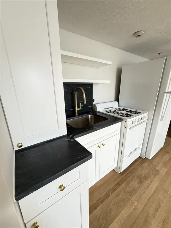 Studio bed, 1 bath apartment for rent at 313 Essex St Unit 203, Salem — photo 3 of 21