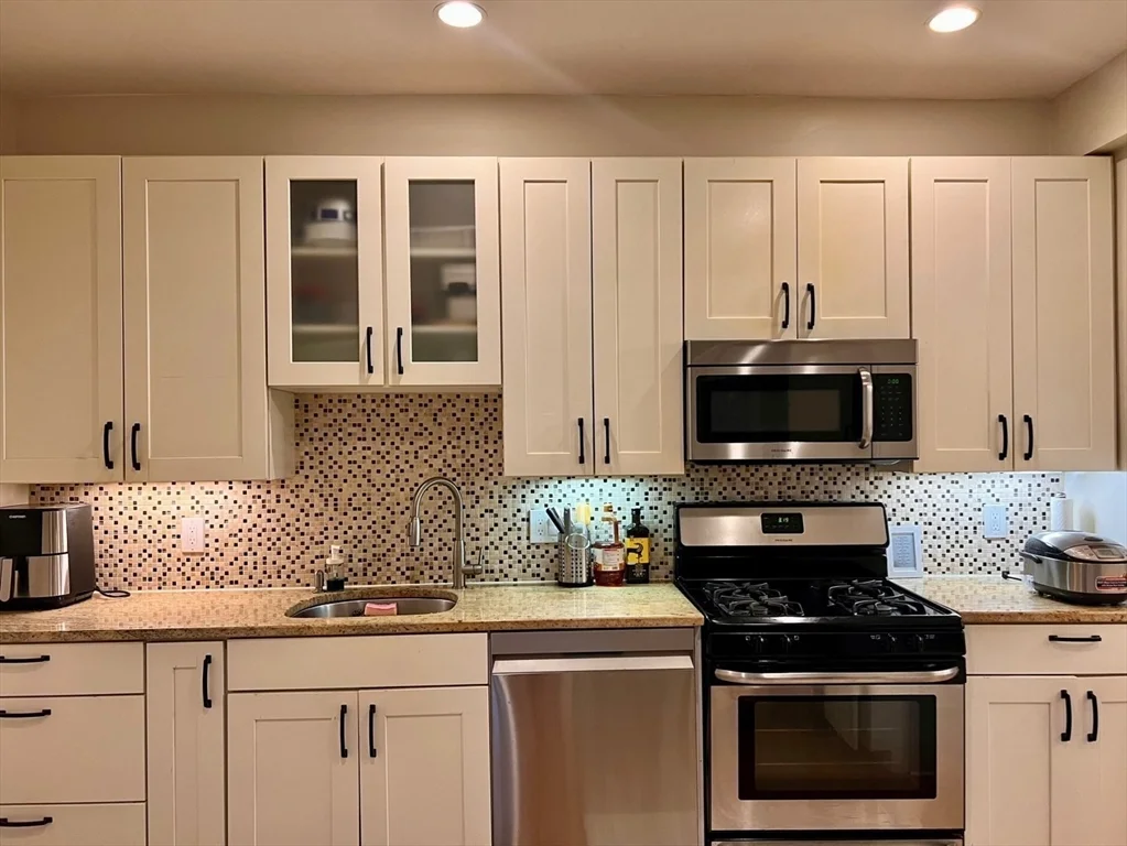 3 bed, 2 bath apartment for rent at 313 Tappan St Unit 3, Brookline Hills — photo 9 of 23