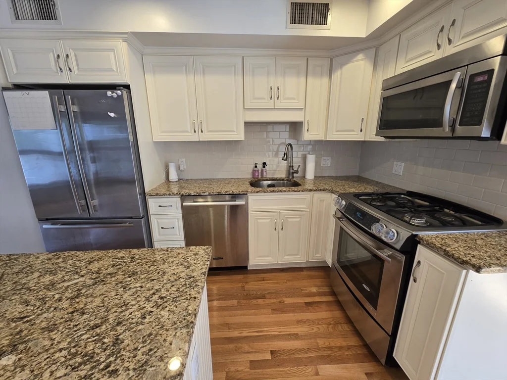 2 bed, 2 bath apartment for rent at 314 W 4th St Unit 3, South Boston — photo 3 of 19