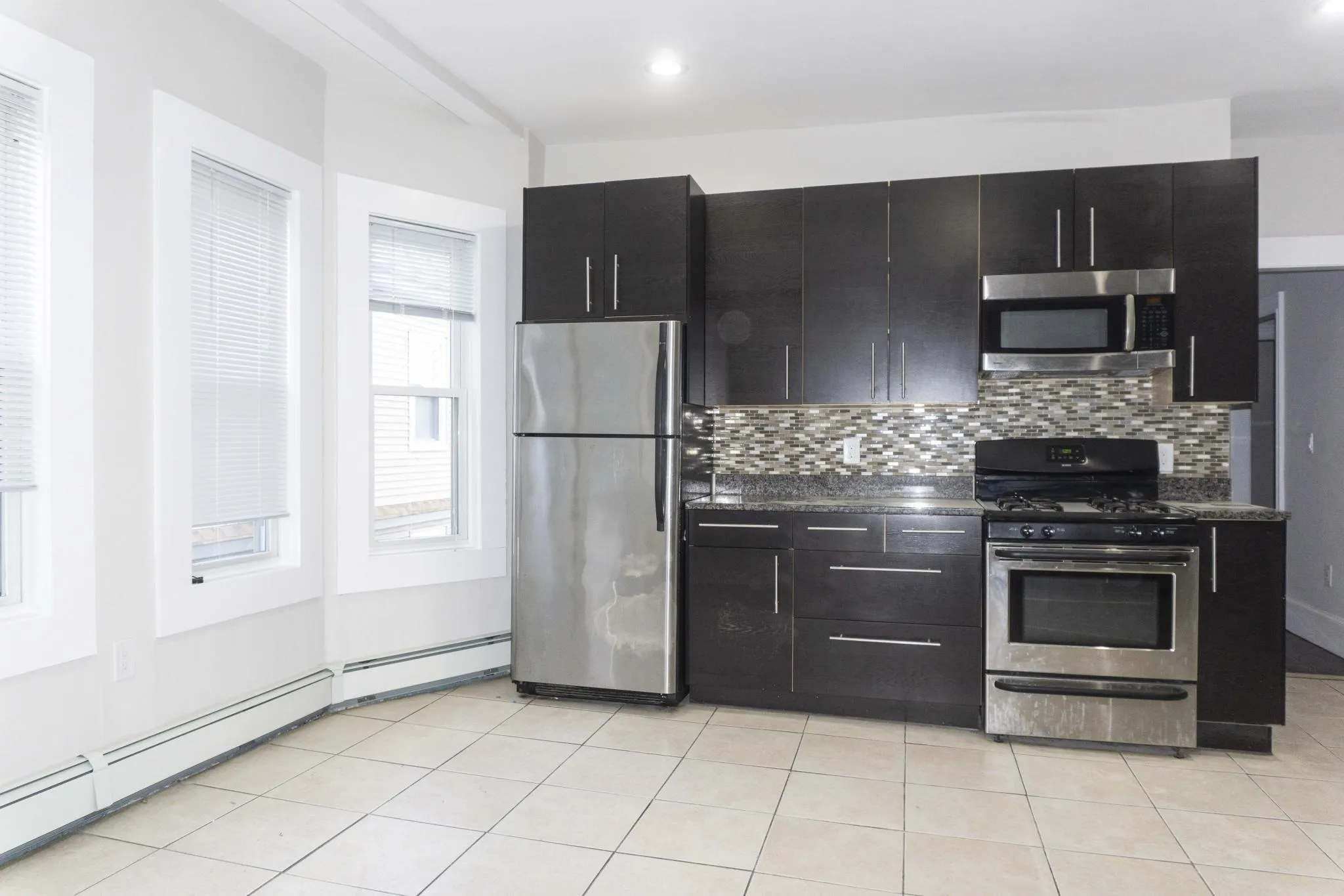 3 bed, 1 bath apartment for rent at 3147-3149 Washington St Unit 3, Jamaica Plain — photo 6 of 9
