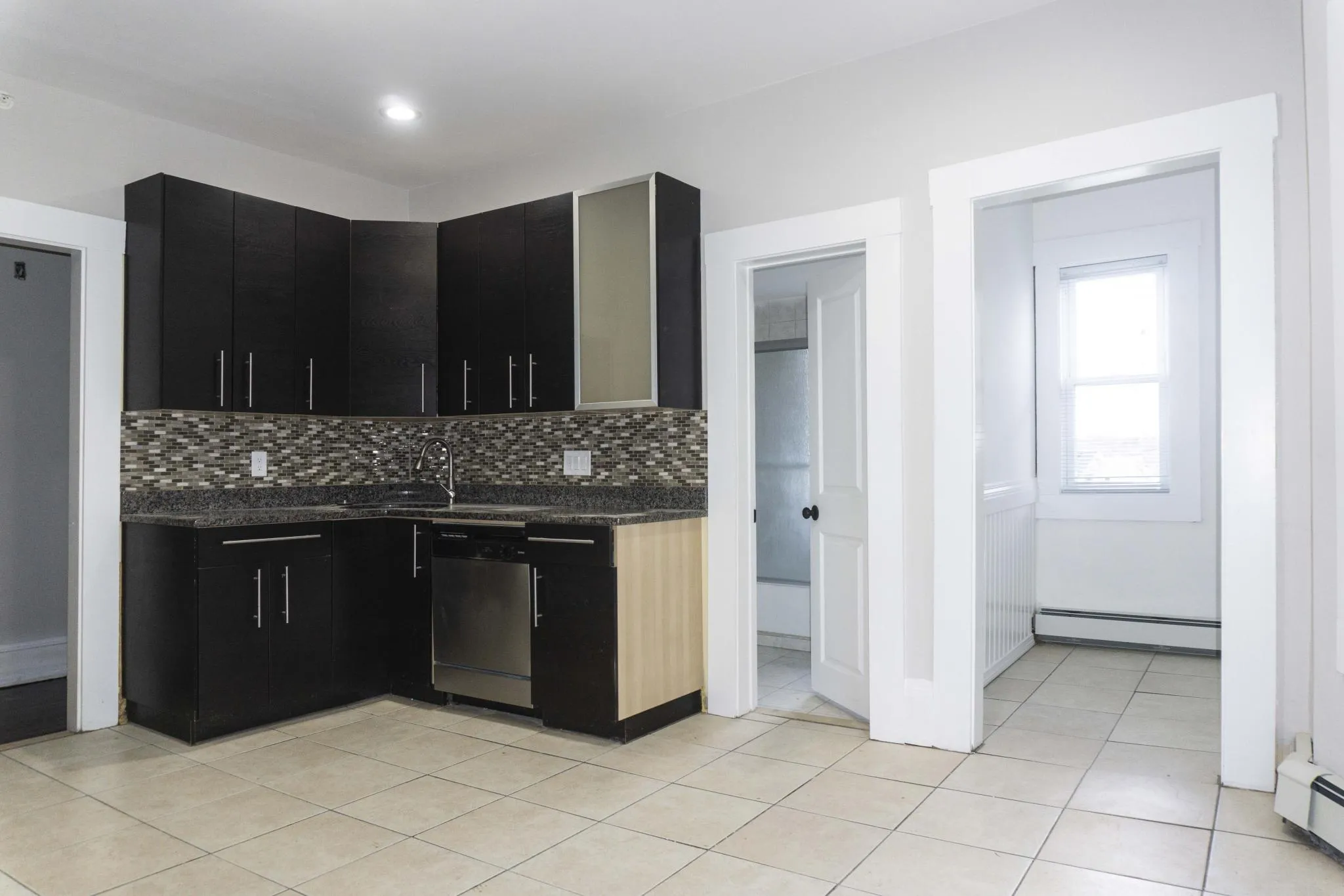 3 bed, 1 bath apartment for rent at 3147-3149 Washington St Unit 3, Jamaica Plain — photo 2 of 9