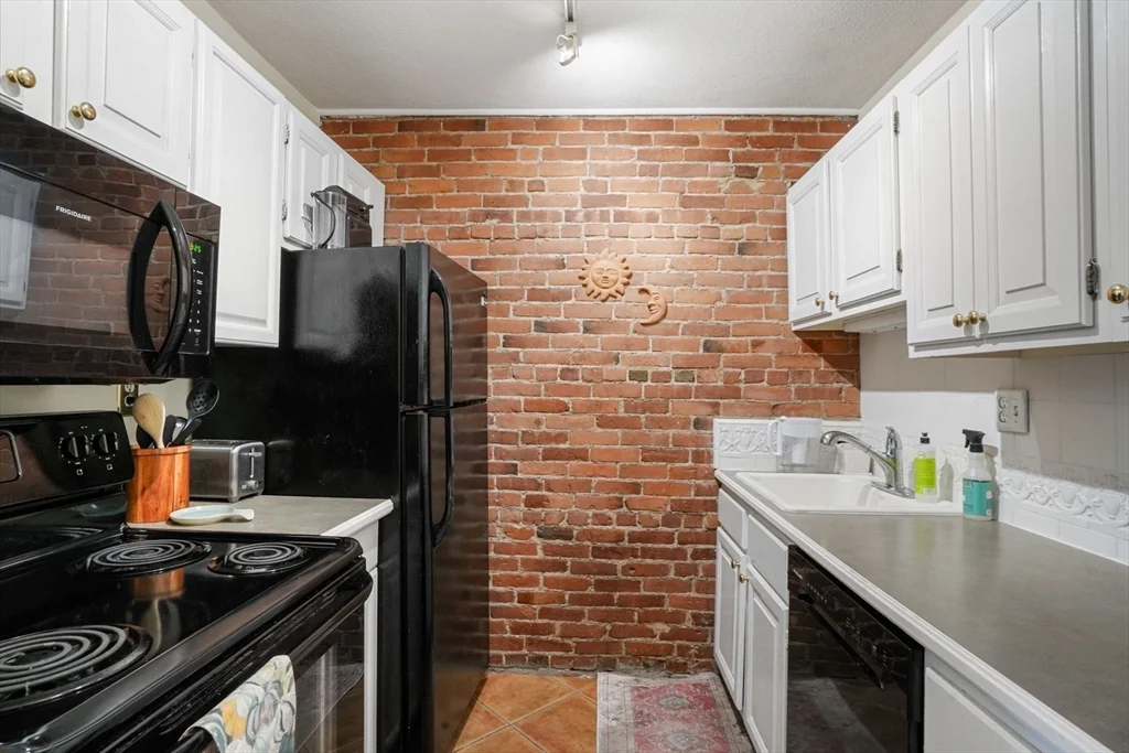 2 bed, 1 bath apartment for rent at 315 Beacon St Unit 8, Back Bay — photo 4 of 7