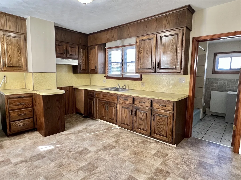 3 bed, 1 bath apartment for rent at 315 Main St Unit 1, Springfield — photo 2 of 10