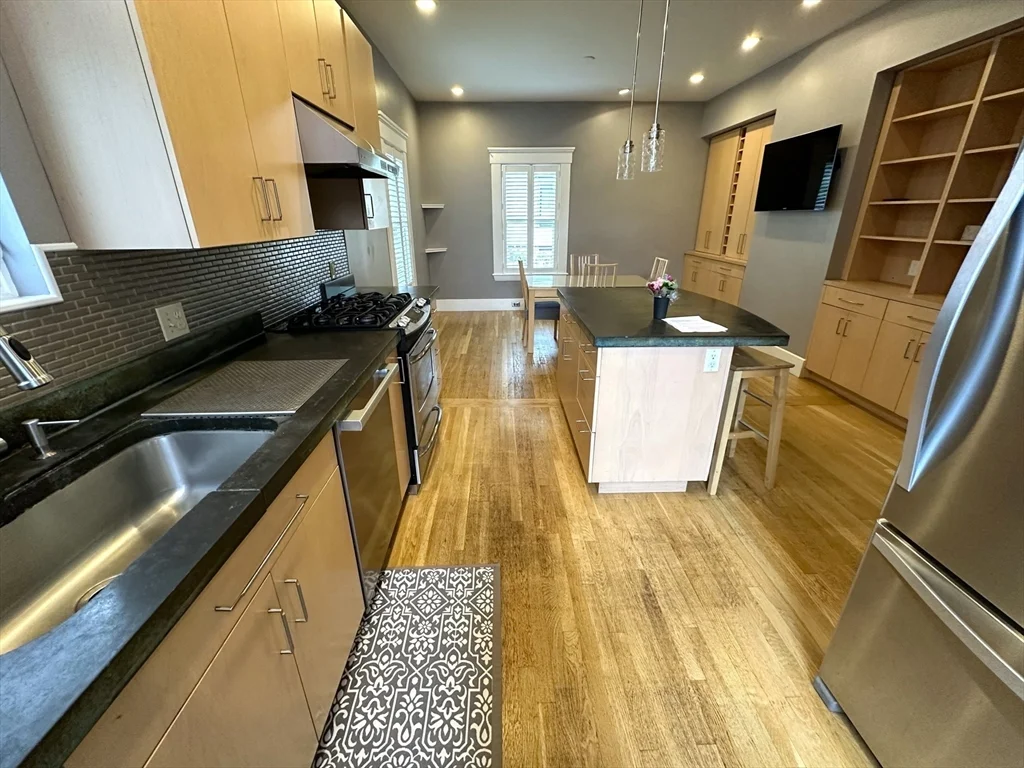 3 bed, 1 bath apartment for rent at 315 Windsor St Unit 315, Wellington-Harrington — photo 6 of 23