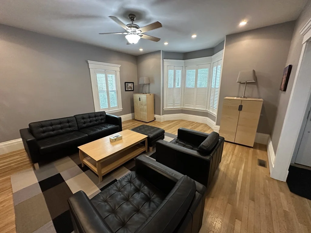 3 bed, 1 bath apartment for rent at 315 Windsor St Unit 315, Wellington-Harrington — photo 3 of 23