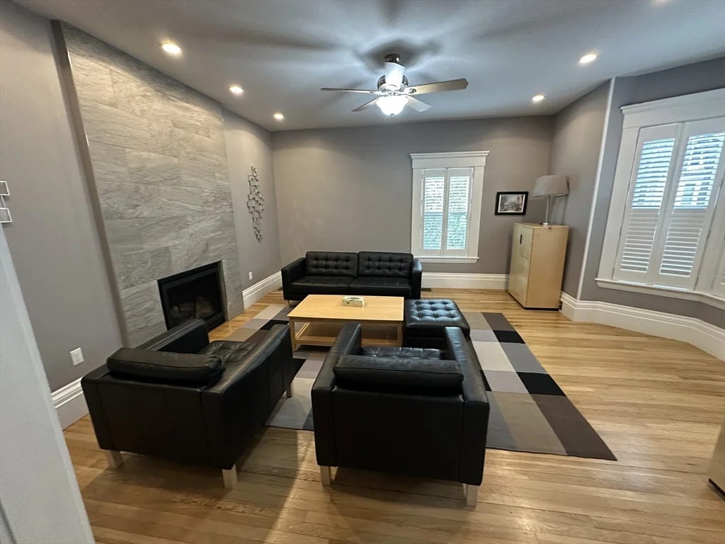 3 bed, 1 bath apartment for rent at 315 Windsor St Unit 315, Wellington-Harrington — photo 2 of 23