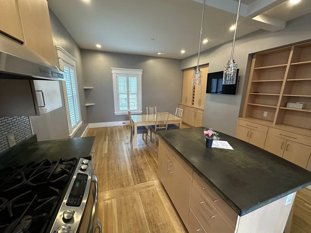 3 bed, 1 bath apartment for rent at 315 Windsor St Unit 315, Wellington-Harrington — photo 5 of 23