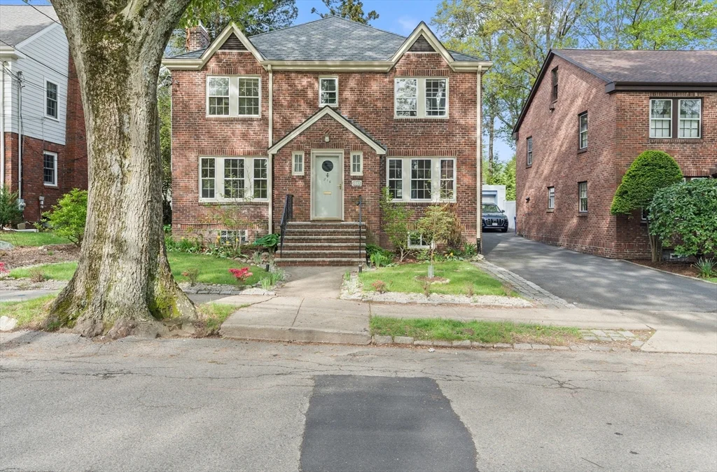 3 bed, 2 bath apartment for rent at 316 Russett Rd, Chestnut Hill — photo 2 of 38