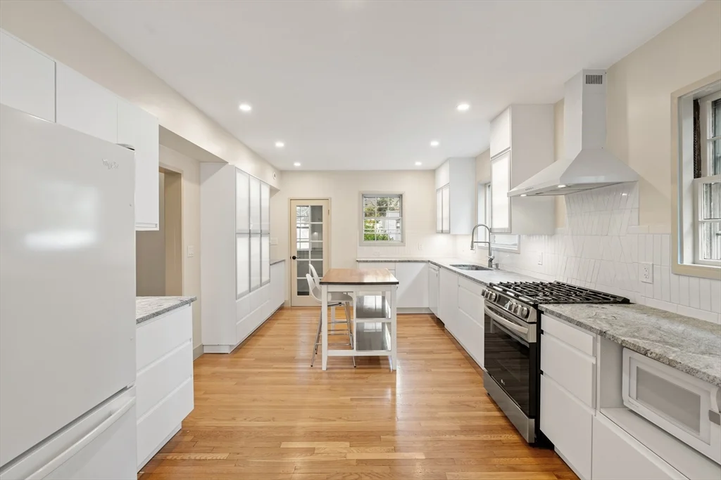 3 bed, 2 bath apartment for rent at 316 Russett Rd, Chestnut Hill — photo 6 of 38