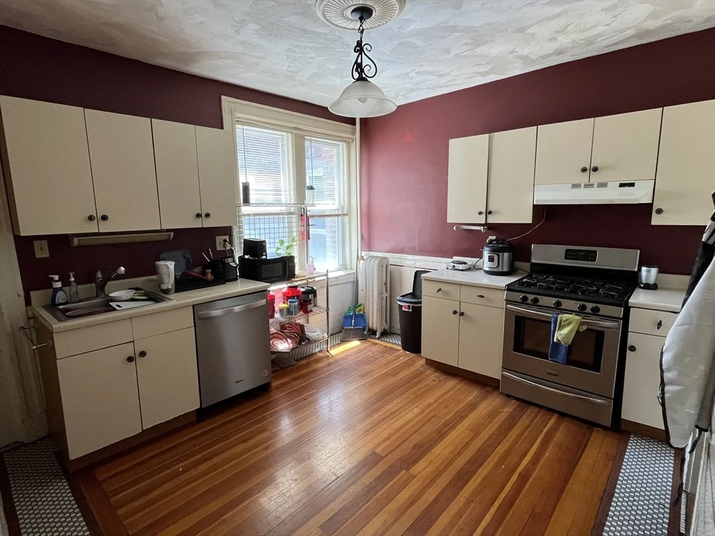 3 bed, 1 bath apartment for rent at 317 Saint Paul St Unit 1, Coolidge Corner — photo 5 of 11