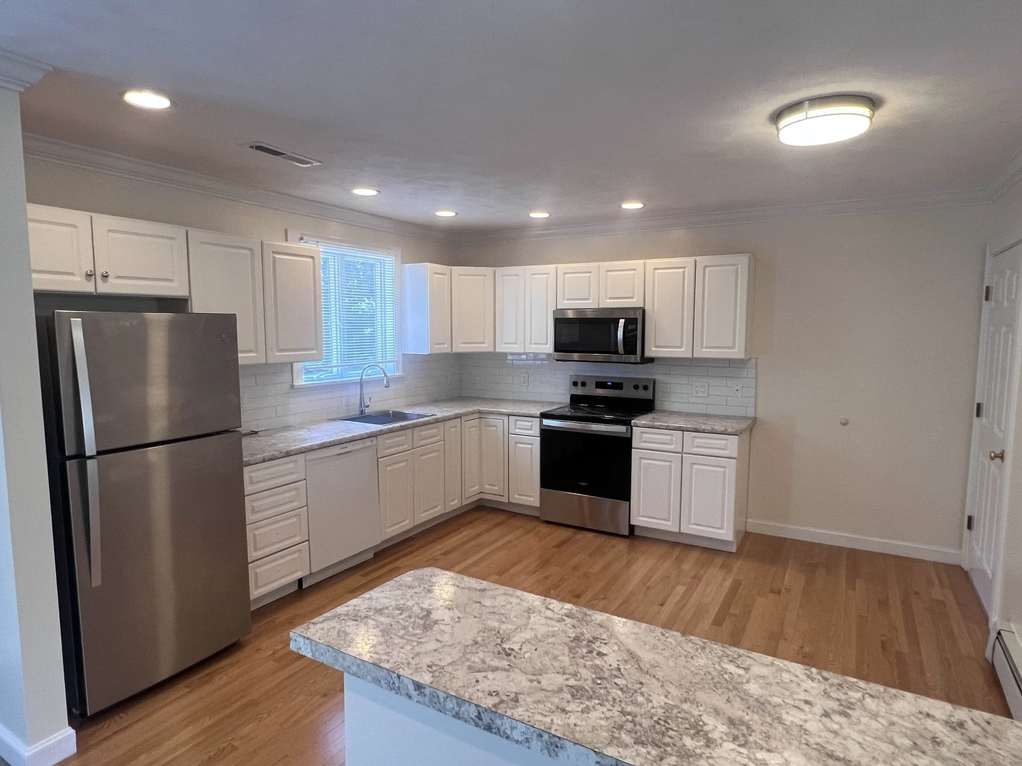 3 bed, 1 bath apartment for rent at 318 South Unit 318, Bedford — photo 3 of 13