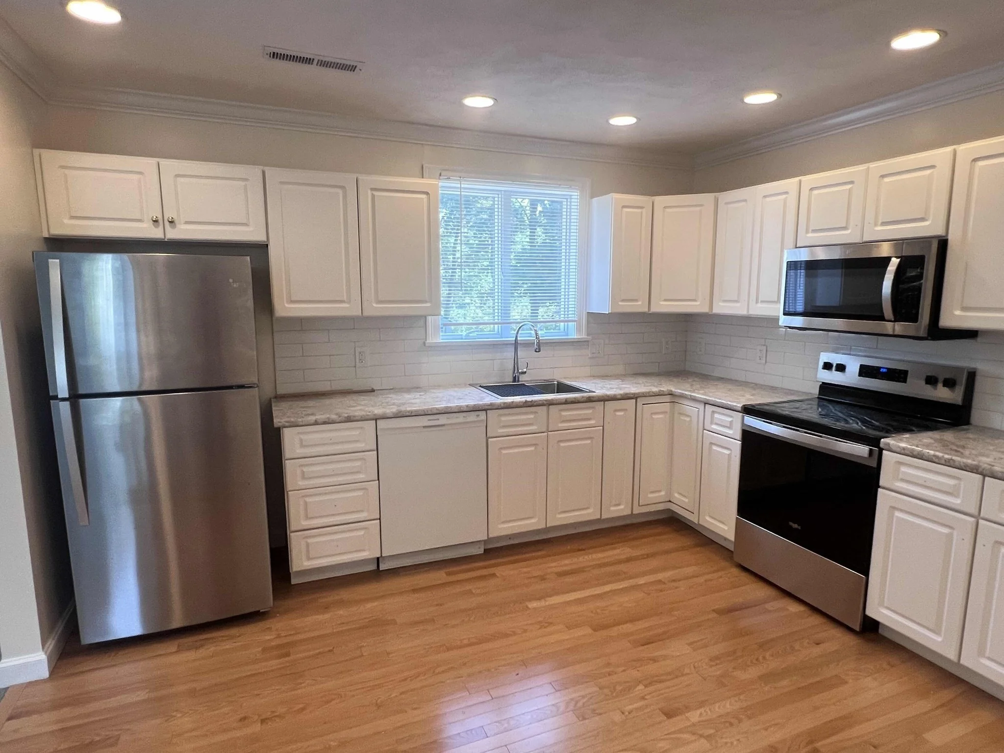 3 bed, 1 bath apartment for rent at 318 South Unit 318, Bedford — photo 2 of 13