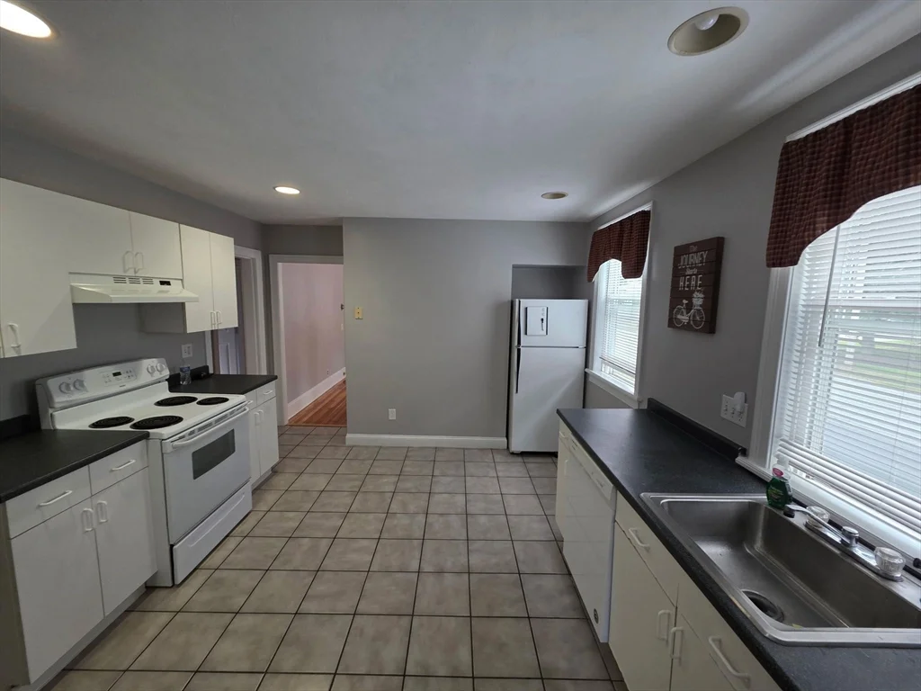 3 bed, 1 bath apartment for rent at 318 Summer St Unit 1, Bridgewater — photo 11 of 17