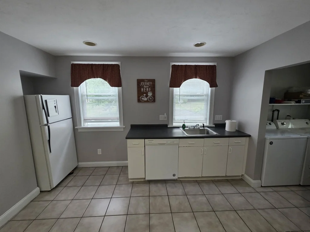 3 bed, 1 bath apartment for rent at 318 Summer St Unit 1, Bridgewater — photo 12 of 17