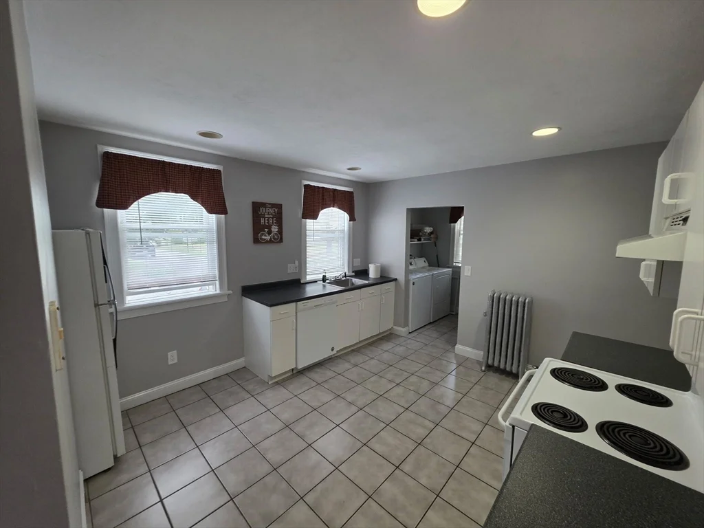 3 bed, 1 bath apartment for rent at 318 Summer St Unit 1, Bridgewater — photo 13 of 17