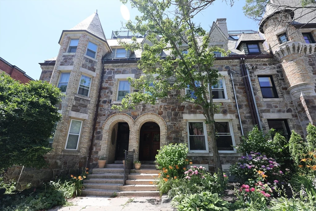 2 bed, 1 bath apartment for rent at 318 Tappan St Unit 2, Brookline Hills