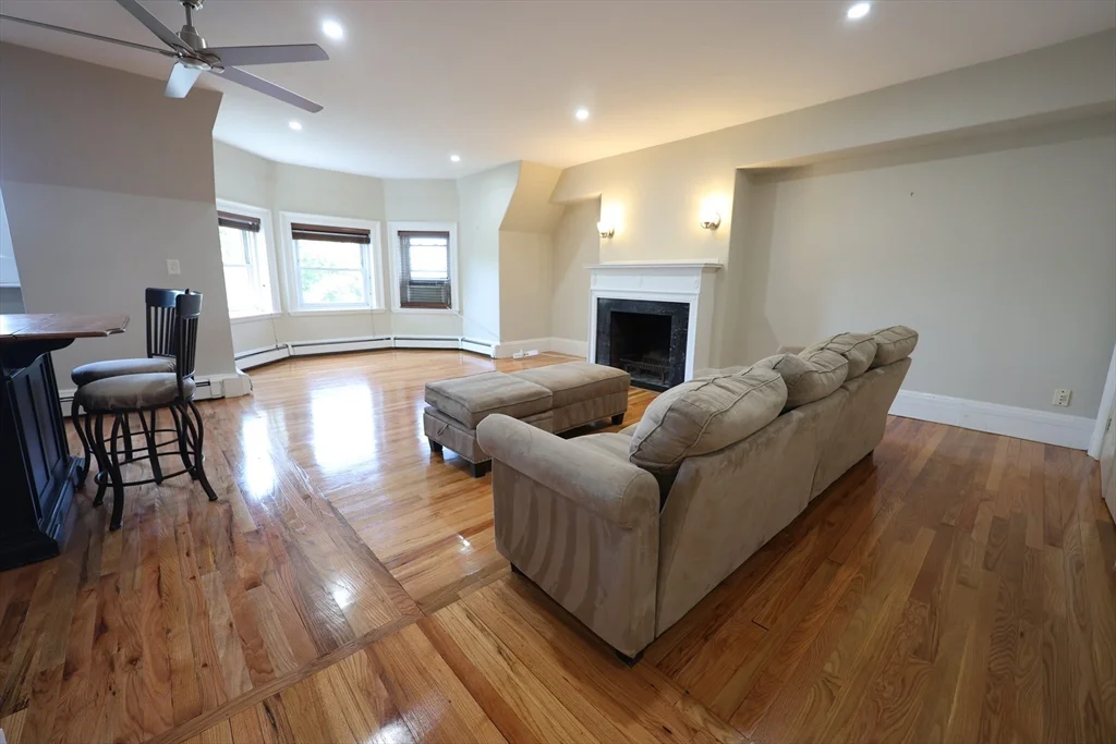 3 bed, 2 bath apartment for rent at 318 Tappan St Unit 3, Brookline Hills — photo 3 of 17
