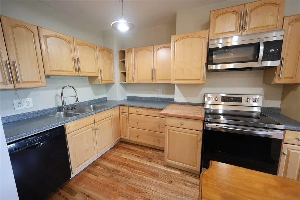 3 bed, 2 bath apartment for rent at 318 Tappan St Unit 3, Brookline Hills — photo 8 of 17
