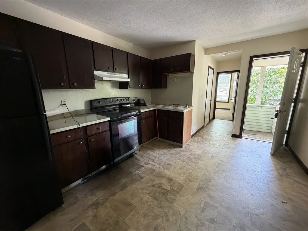 3 bed, 1 bath apartment for rent at 319 Main St Unit 2, Springfield — photo 2 of 8