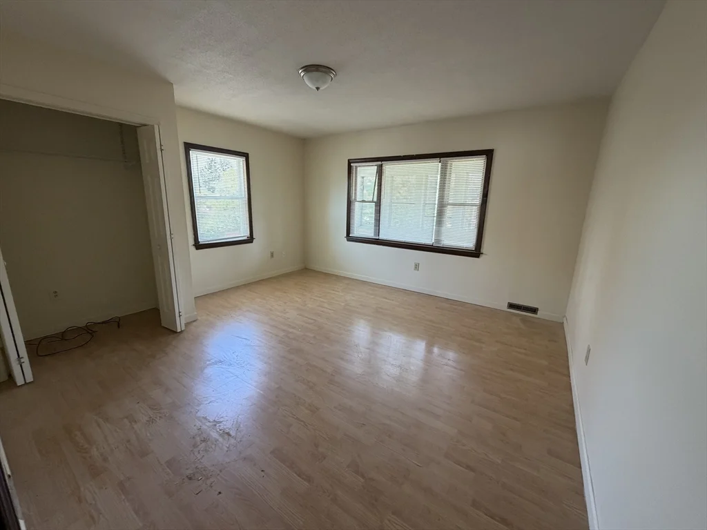 3 bed, 1 bath apartment for rent at 319 Main St Unit 2, Springfield — photo 3 of 8