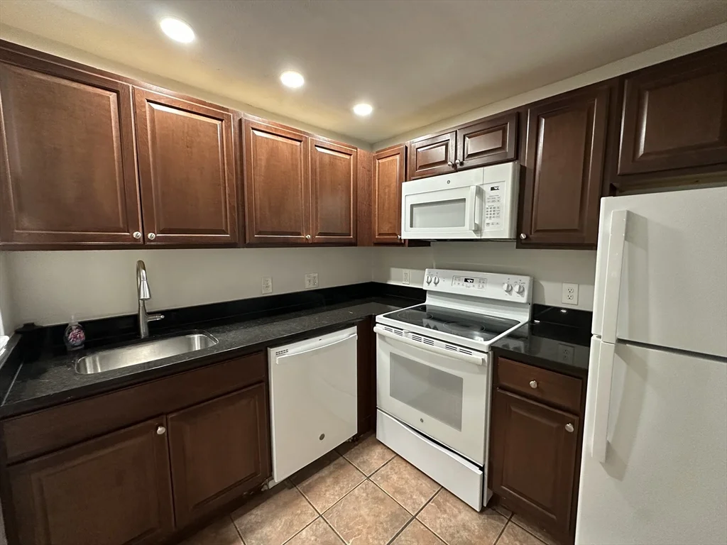 2 bed, 2 bath apartment for rent at 32 Annese Rd Unit 7, Chelsea — photo 5 of 14
