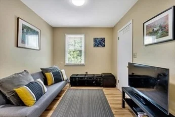 2 bed, 2 bath apartment for rent at 32 Bay St Unit 32, Riverside — photo 11 of 14