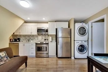 2 bed, 2 bath apartment for rent at 32 Bay St Unit 32, Riverside — photo 1 of 14