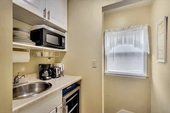2 bed, 2 bath apartment for rent at 32 Bay St Unit 32, Riverside — photo 12 of 14