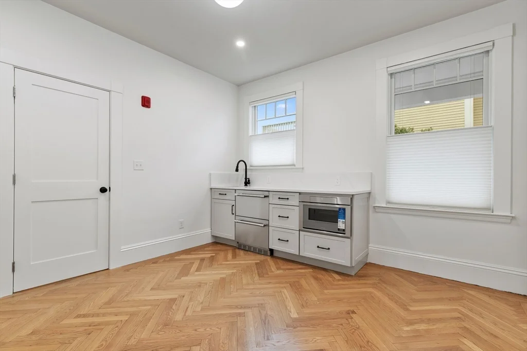 1 bed, 1 bath apartment for rent at 32 Beacon Unit 1B, Gloucester — photo 6 of 11