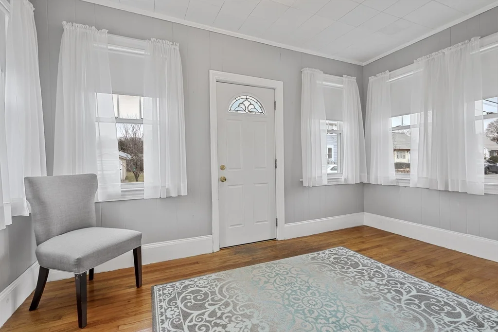 3 bed, 1 bath apartment for rent at 32 Beloit Rd, The Manor — photo 5 of 24