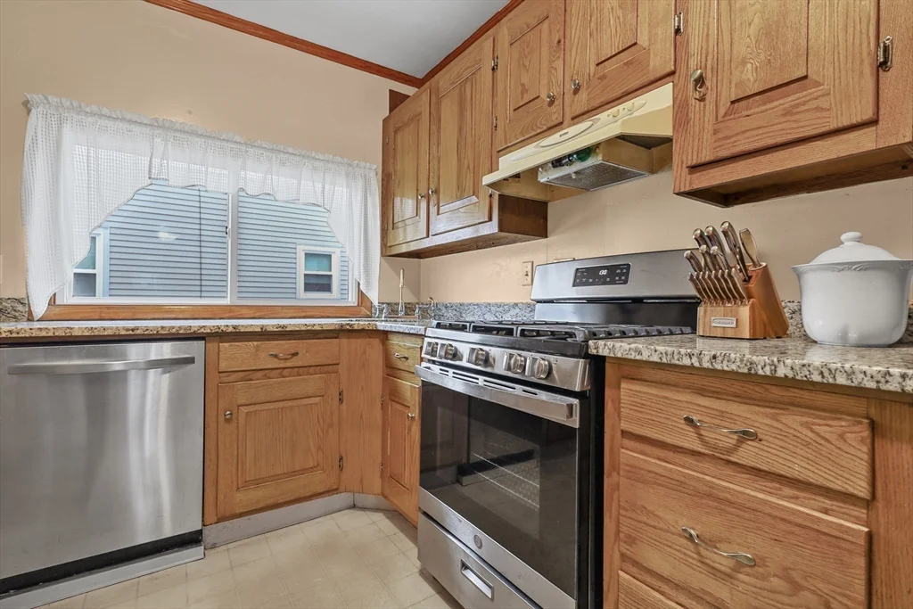 3 bed, 1 bath apartment for rent at 32 Beloit Rd, The Manor — photo 3 of 24
