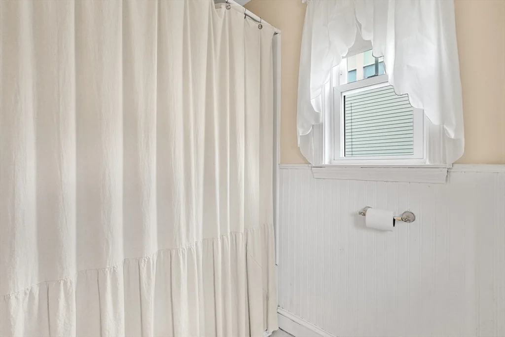 3 bed, 1 bath apartment for rent at 32 Beloit Rd, The Manor — photo 13 of 24
