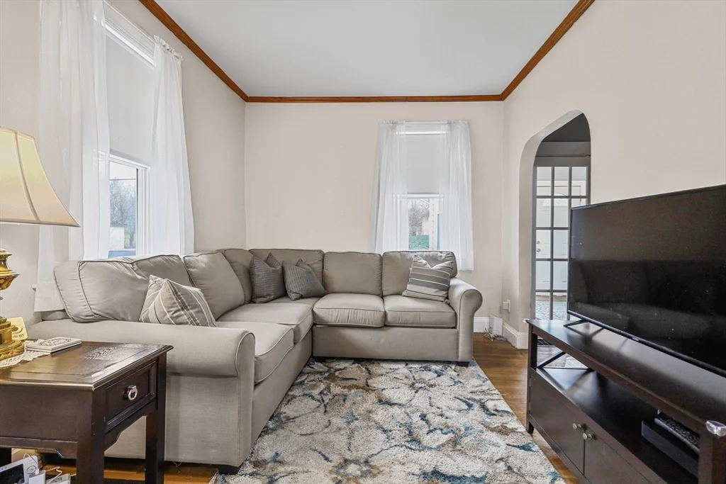 3 bed, 1 bath apartment for rent at 32 Beloit Rd, The Manor — photo 8 of 24