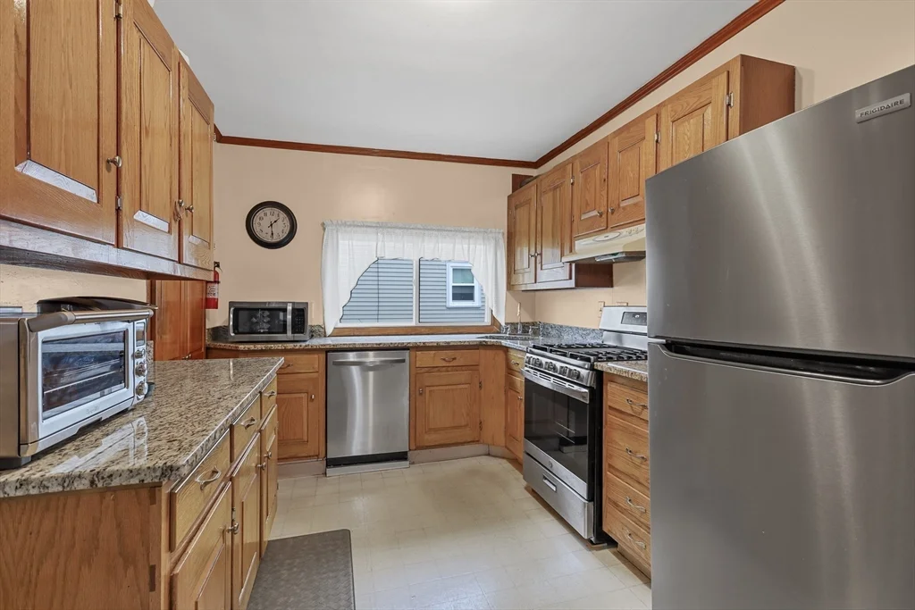 3 bed, 1 bath apartment for rent at 32 Beloit Rd, The Manor — photo 2 of 24
