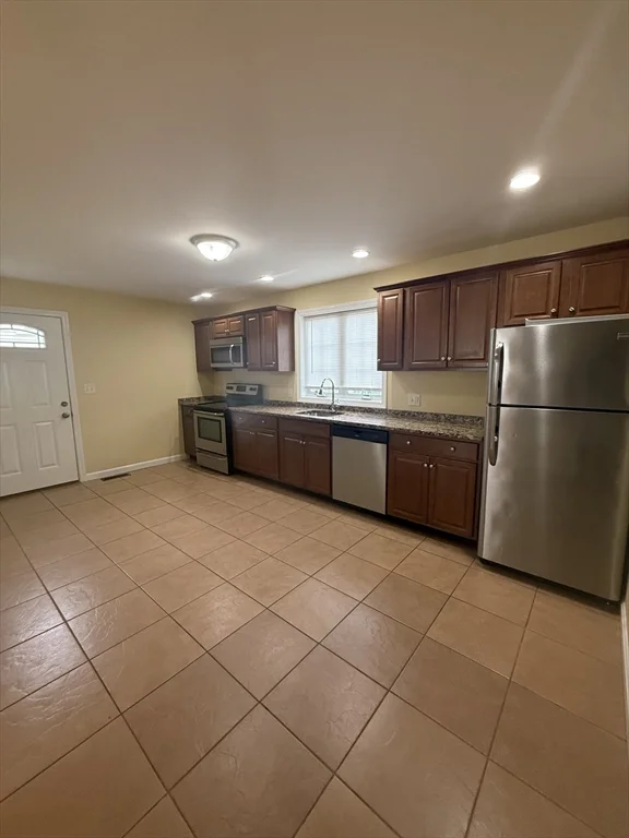 2 bed, 1 bath apartment for rent at 32 Chestnut Unit 1, Peabody — photo 3 of 11