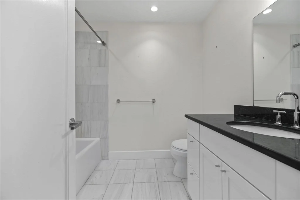 3 bed, 2 bath apartment for rent at 32 Clarendon, South End — photo 11 of 15