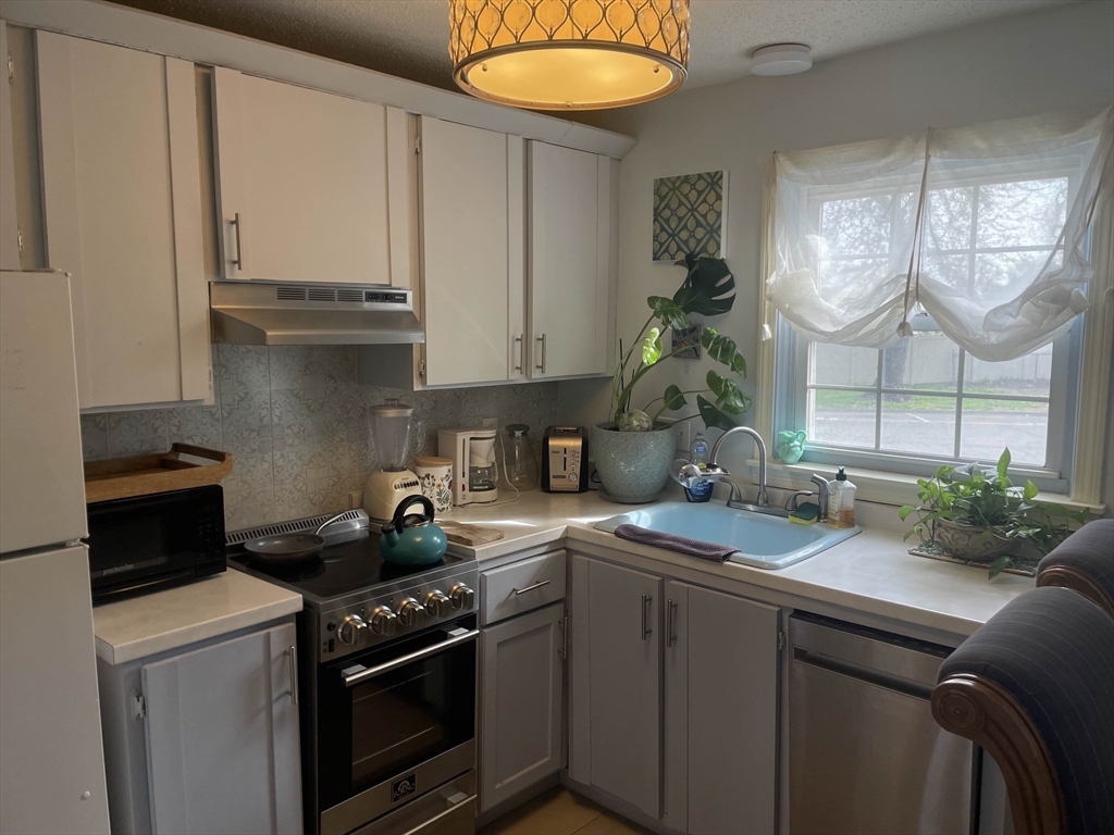 2 bed, 1 bath apartment for rent at 32 Colony Rd Unit 1A, West Springfield — photo 4 of 9